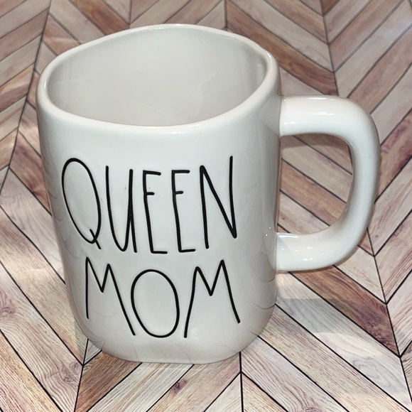 QUEEN MOM mug from RAE DUNN magenta collection - Picture 1 of 4